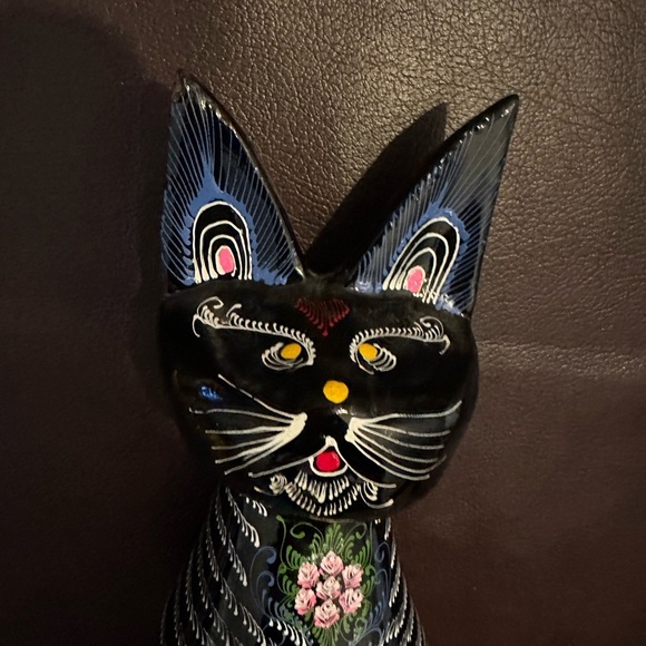 Hand painted wooden cat statue - Picture 2 of 7